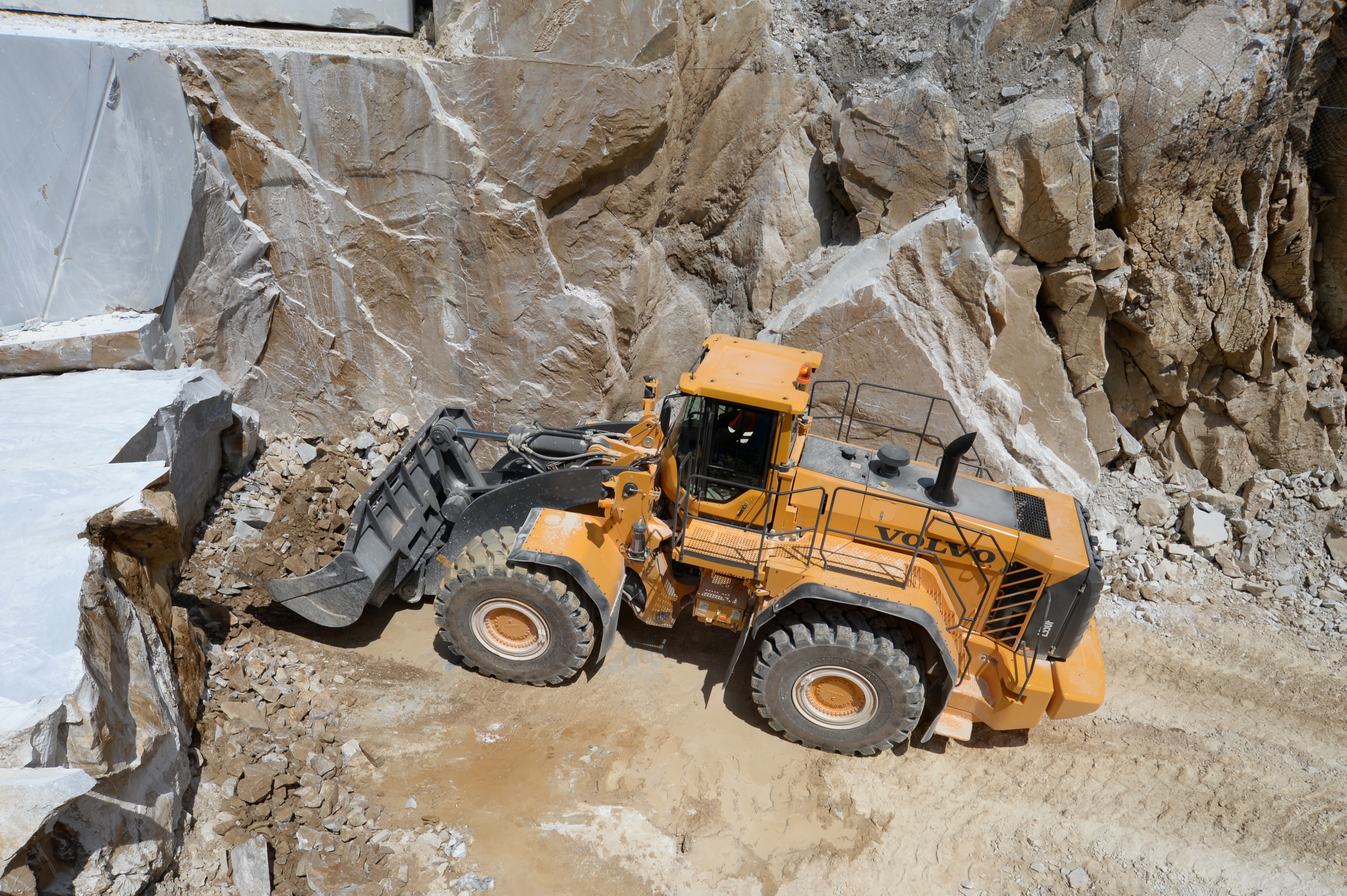 1654666063923 Volvo L350f