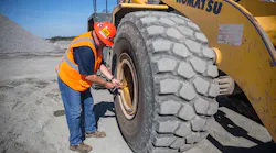 Titan-tire-Komatsu-wheel-loader)