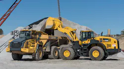 Komatsu-WA500-8-wheel-loader-loading