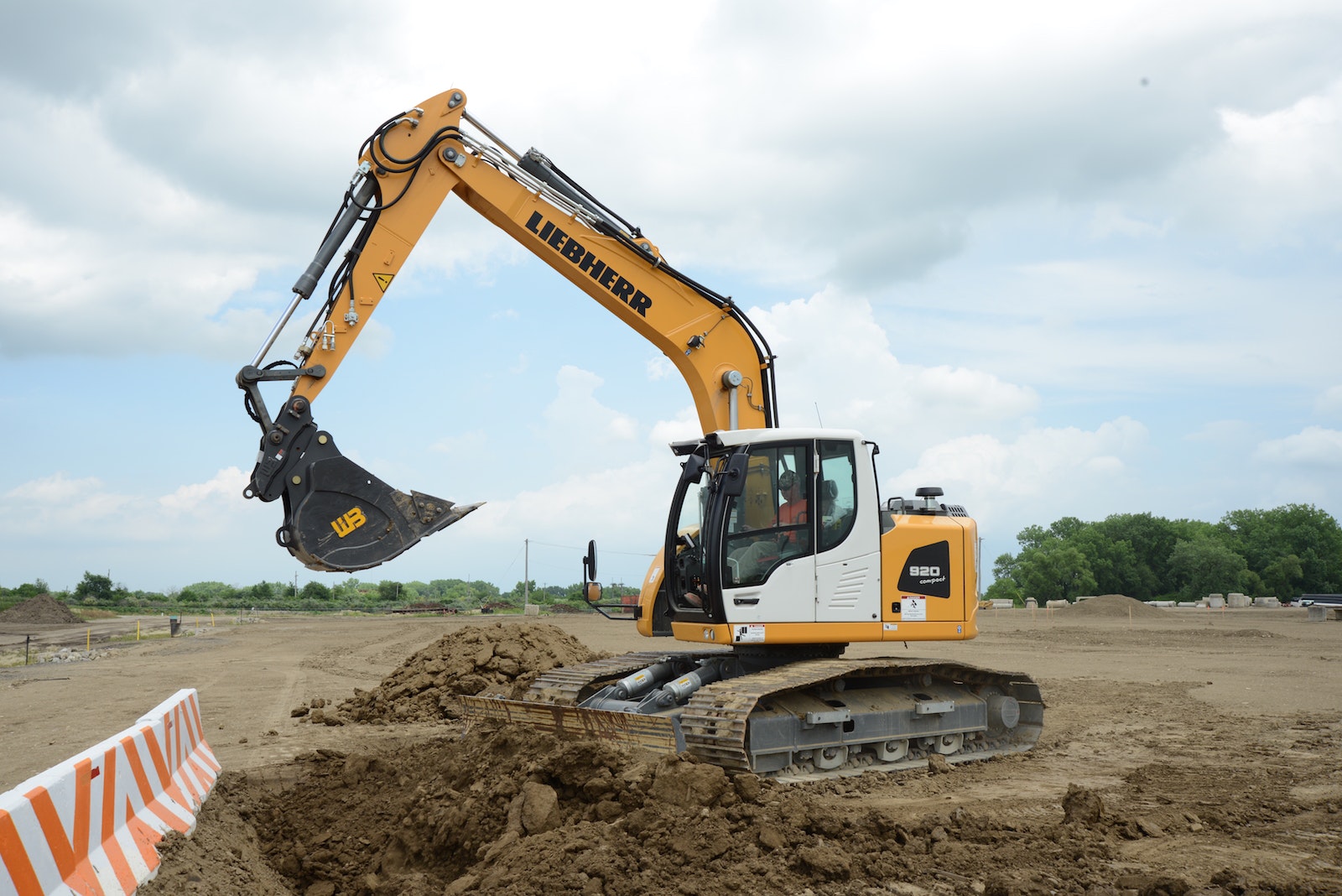 1654723283882 Liebherrr920excavator