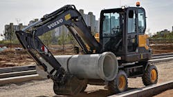 Volvo-wheeled-excavator-with-pipe