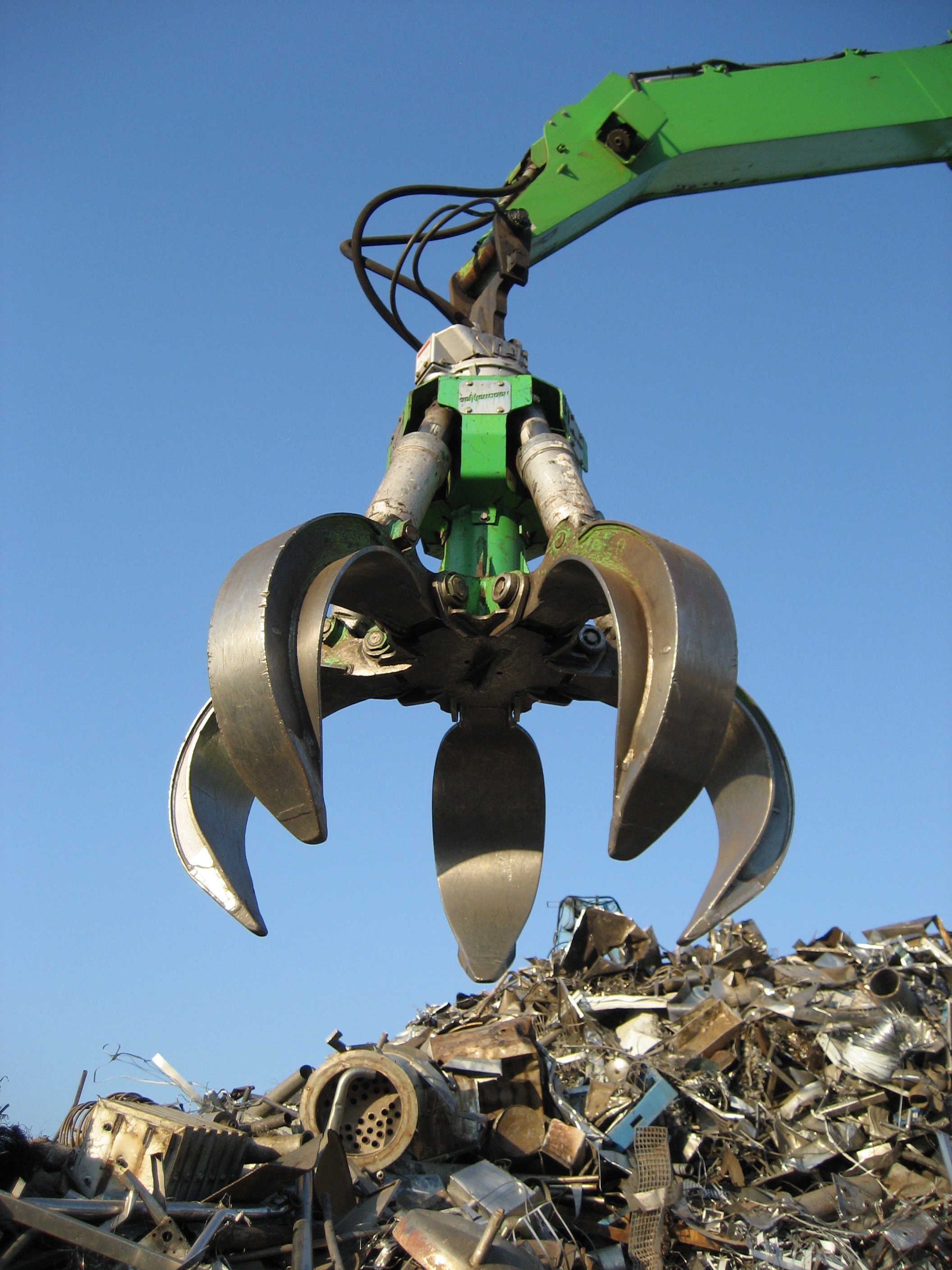 SENNEBOGEN 5 tine grapple in action