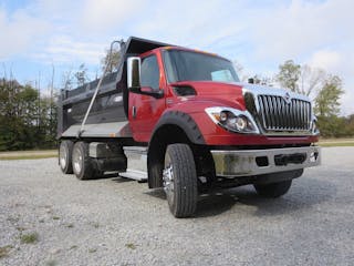 洋書 INTERNATIONAL TRUCKS 1654802323194-