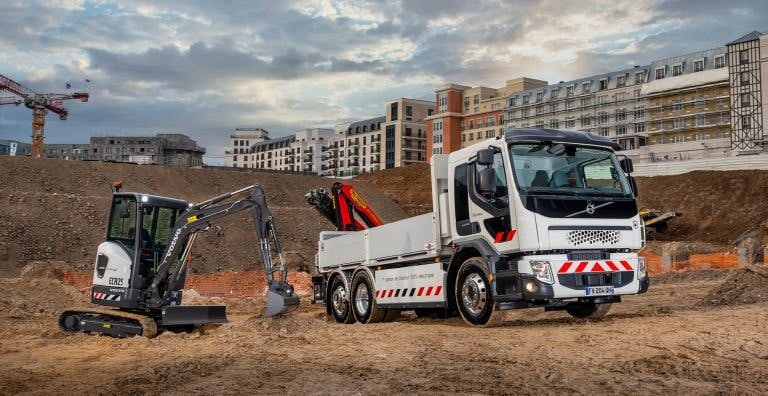 Volvo CE and Volvo Trucks customer deliveries of all electric products_01