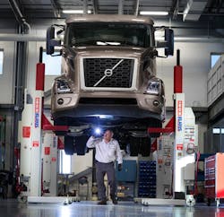 volvo-trucks-service-technician-maintenance