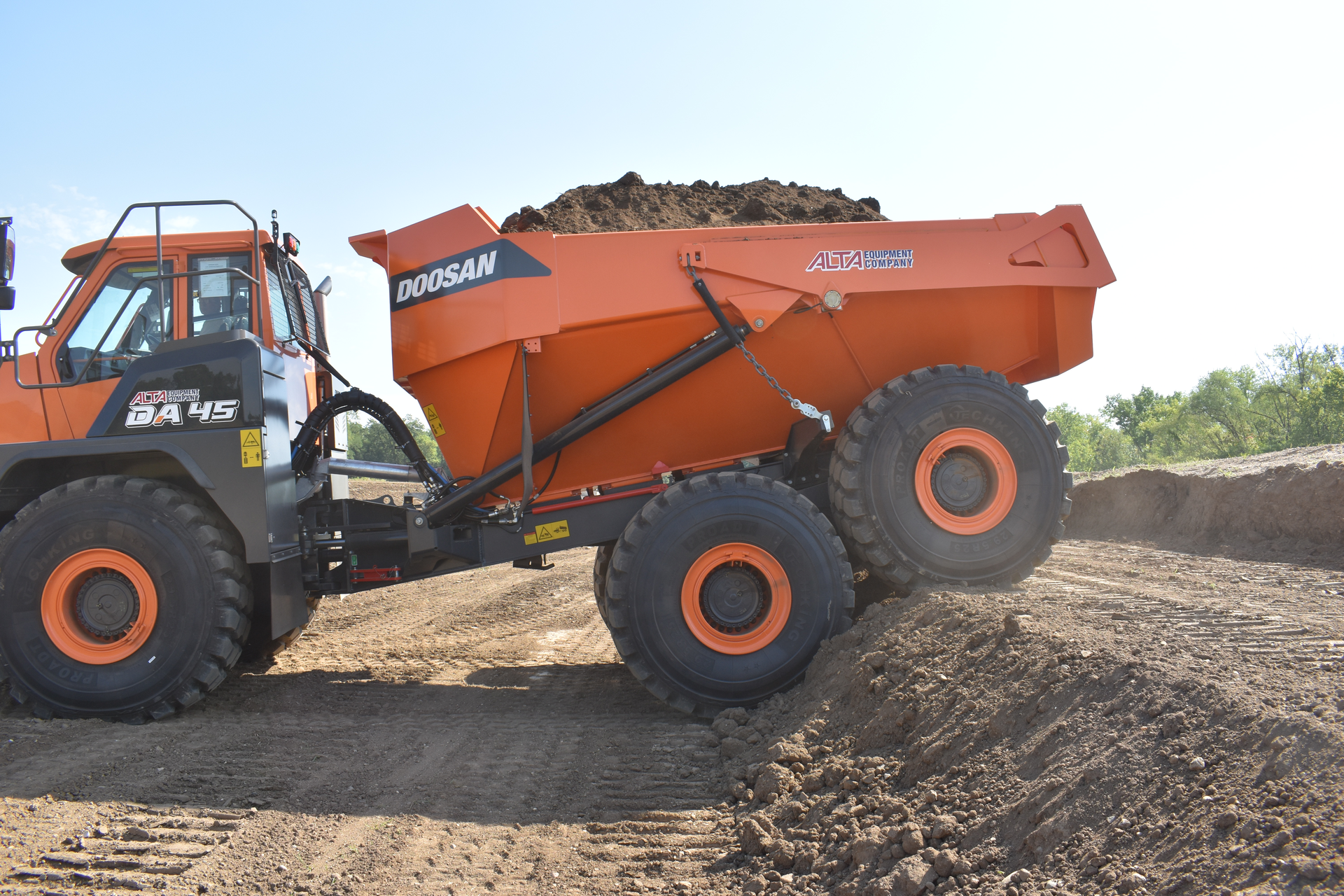 A single axle with a tandem bogie design helps the rear wheels hug terrain.