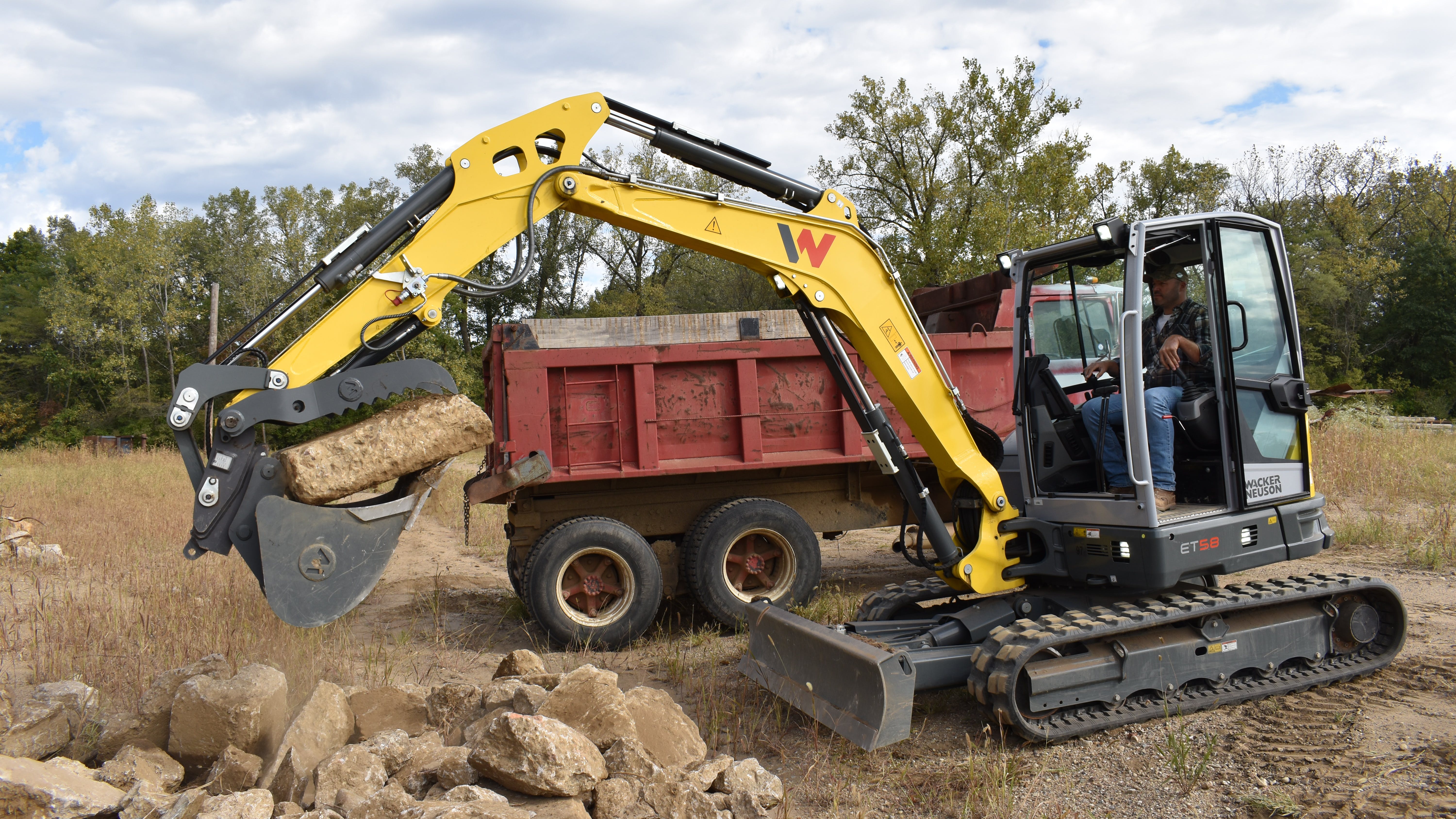 The Geith thumb and quick coupler make quick work of a stone slab. The hydraulic quick coupler is factory installed as standard equipment on the ET58.