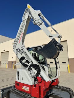 When the boom and dipper are offset to the right side of the operator, the bucket can be brought all the way back next to the cab, resulting in an even tighter profile. When the boom and dipper are offset to the right side of the operator, the bucket can be brought all the way back next to the cab, resulting in an even tighter profile.