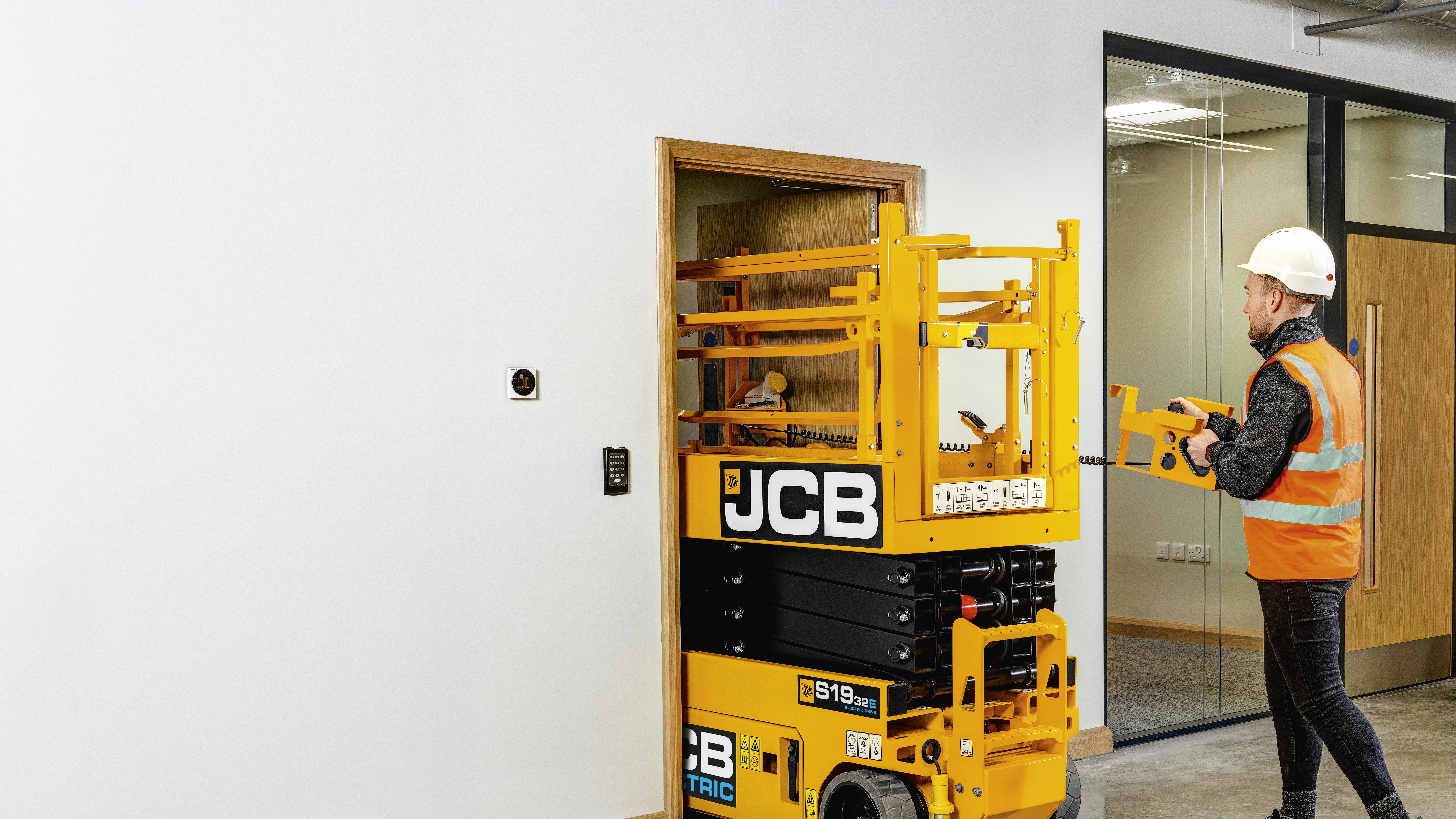 Quick-folding rails enable quick navigation through low doorways and other restricted spaces.