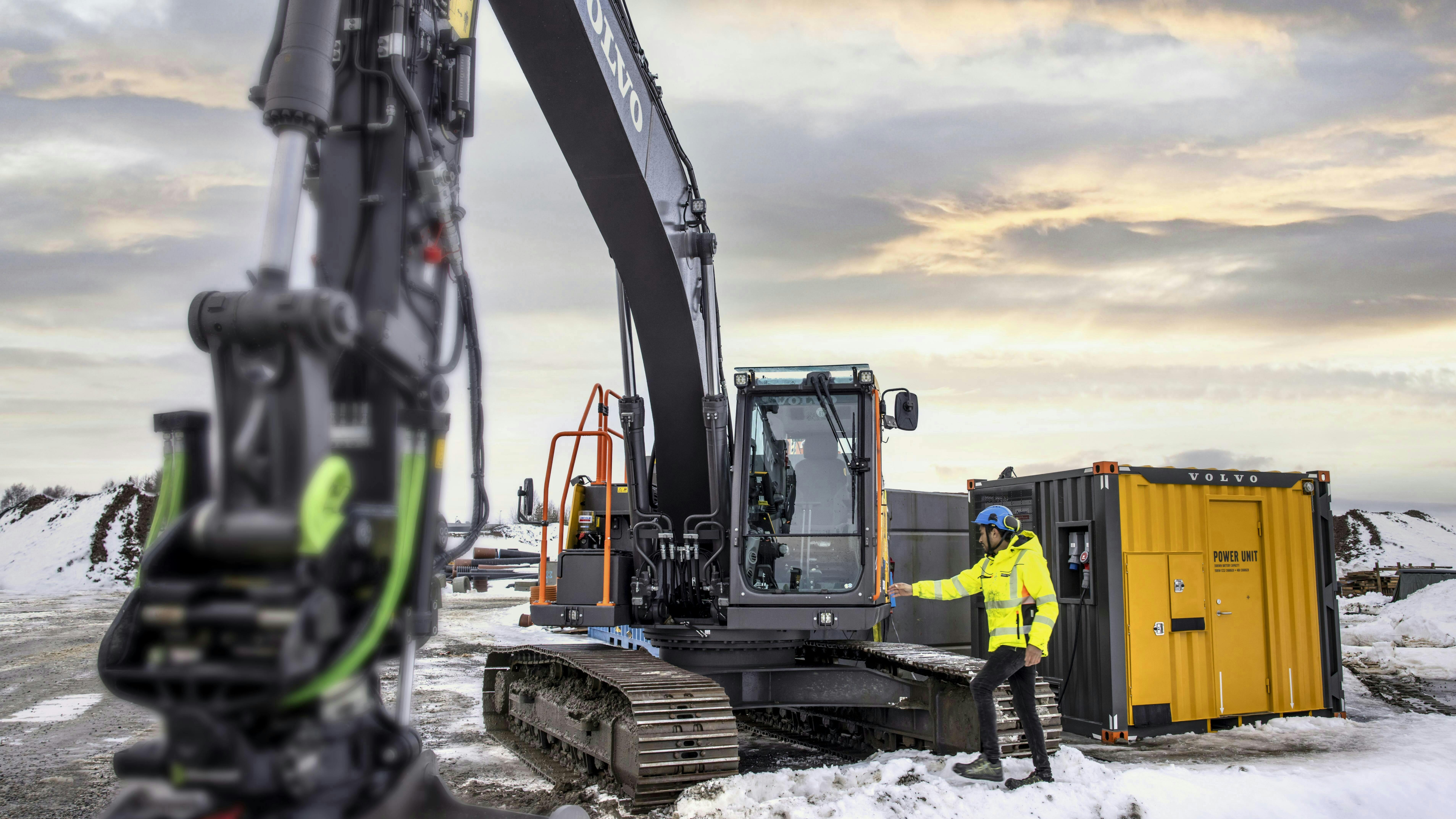 Volvo has tested its now commercially available EC230 Electric excavator for some time using various power units. This photo is from an application in Norway.