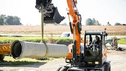 The wheeled excavator has a 1.35-ton counterweight for improved digging and lifting performance. The wheeled excavator has a 1.35-ton counterweight for improved digging and lifting performance.
