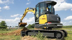 The E70D is available with rubber or steel tracks. The E70D is available with rubber or steel tracks.
