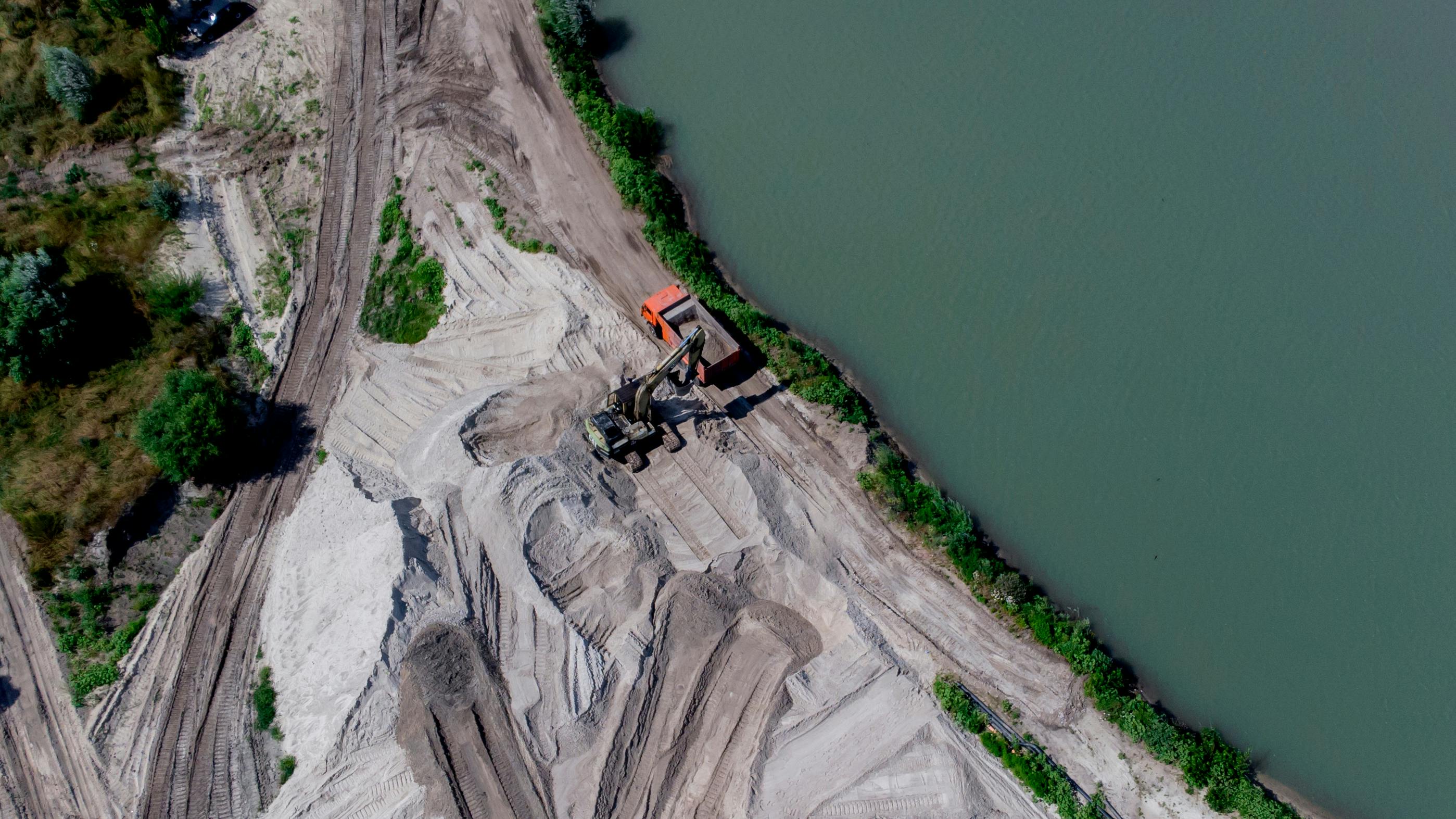 With its zinc-free formula, hydraulic fluid can be used for applications near water or areas with potential wildlife impact.