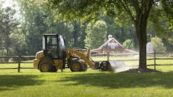 The auxiliary hydraulic system delivers higher flow than the 903D, delivering up to 14.5 gpm at 3,336 psi. The auxiliary hydraulic system delivers higher flow than the 903D, delivering up to 14.5 gpm at 3,336 psi.