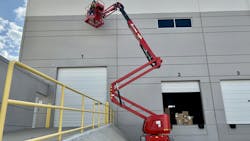 A rotating jib provides 180 degrees of horizontal rotation. A rotating jib provides 180 degrees of horizontal rotation.
