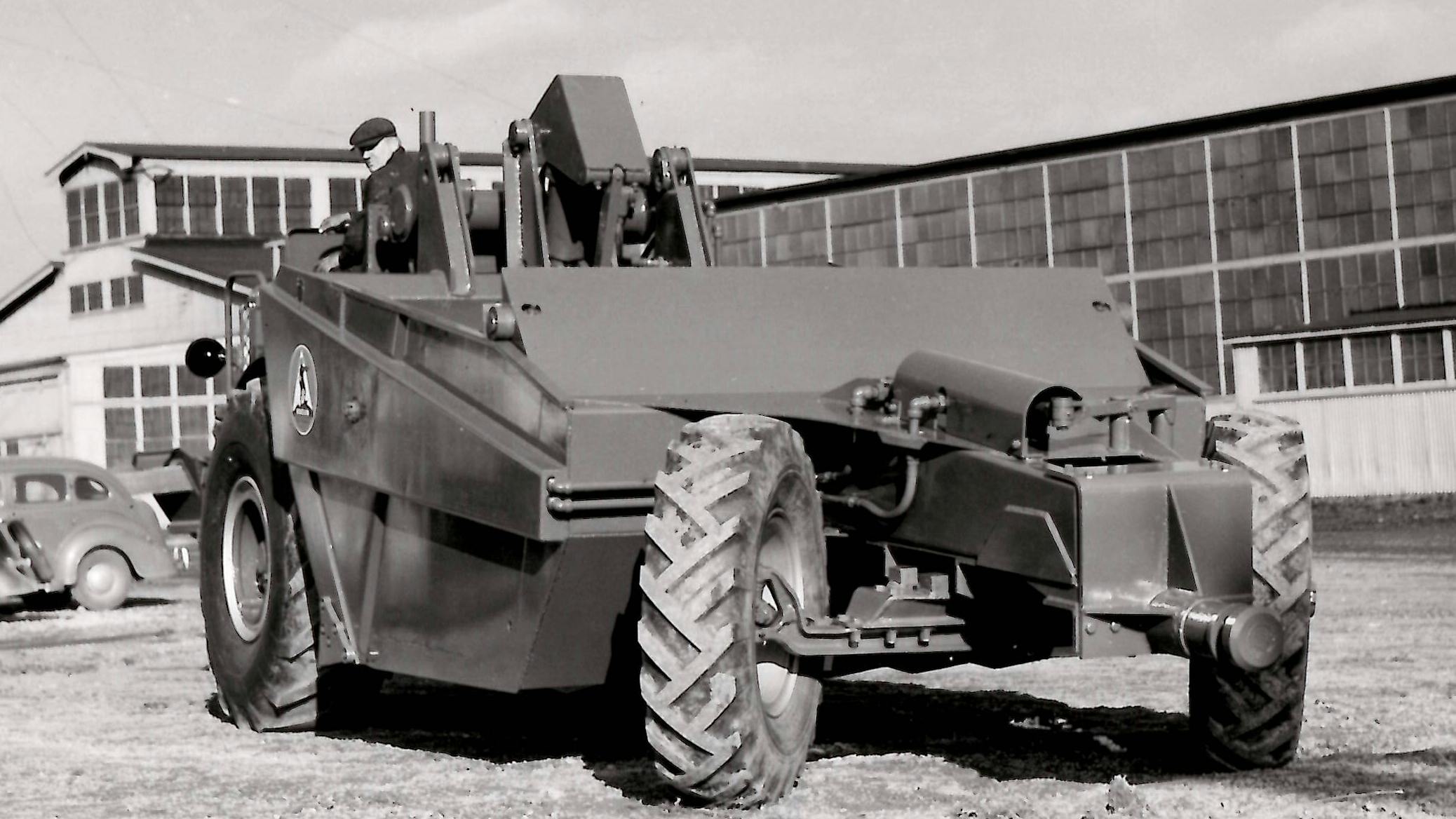 The unique scraper wheel steering is demonstrated by what is believed to be a 1MDT-6SH. Rated at 10 yards, it was powered by an International Harvester TDRM diesel.