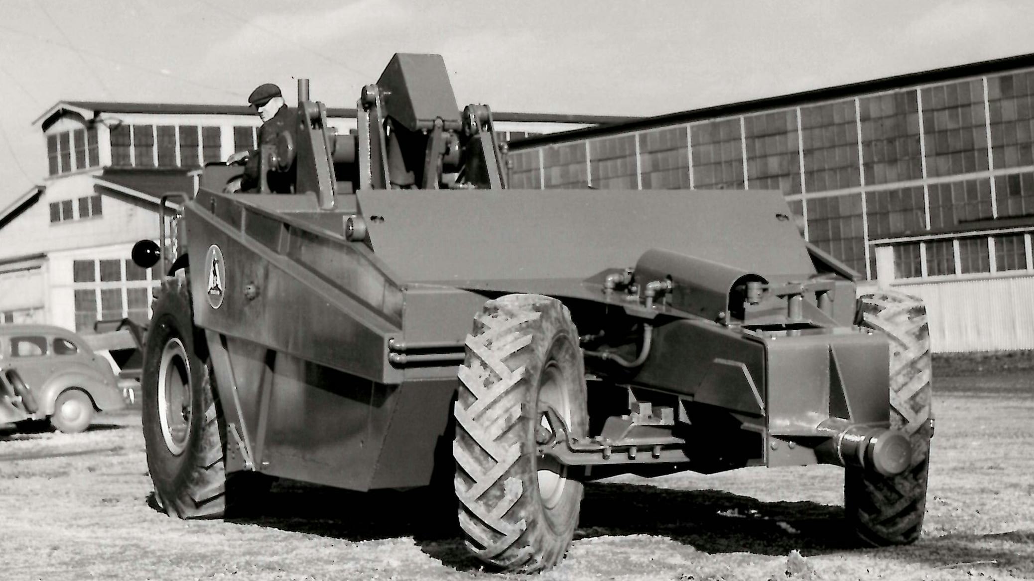 The unique scraper wheel steering is demonstrated by what is believed to be a 1MDT-6SH. Rated at 10 yards, it was powered by an International Harvester TDRM diesel.