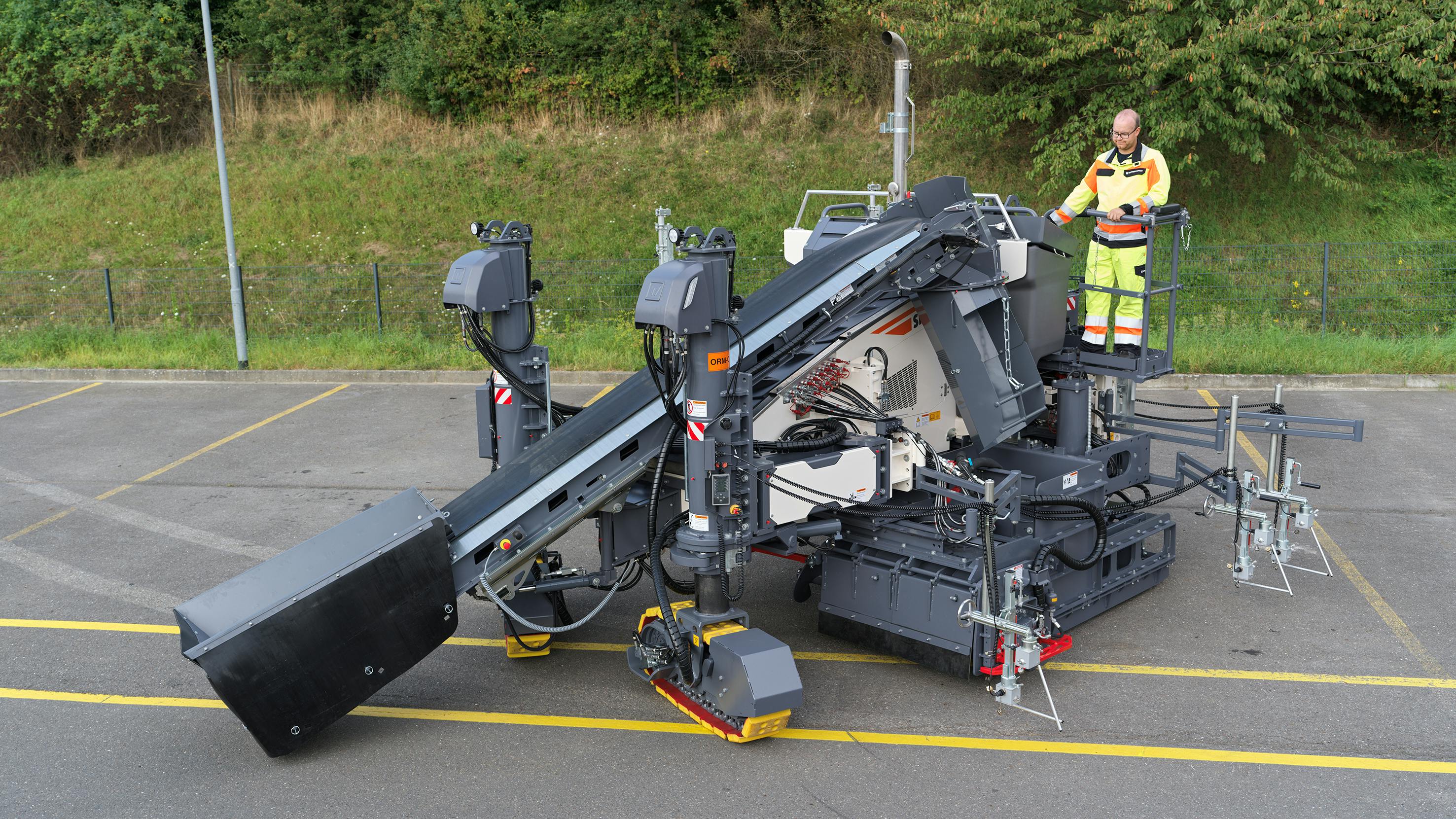 The two crawler units have parallelogram swing legs at the front and a laterally adjustable crawler unit at the rear.