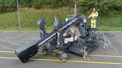 The two crawler units have parallelogram swing legs at the front and a laterally adjustable crawler unit at the rear. The two crawler units have parallelogram swing legs at the front and a laterally adjustable crawler unit at the rear.