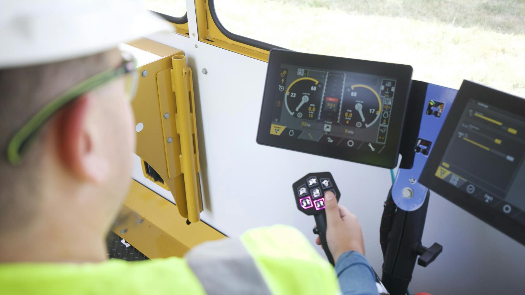 The Vermeer AutoTension feature, engaged from the control station, maintains a desired tension on the tail string throughout the drilling process.