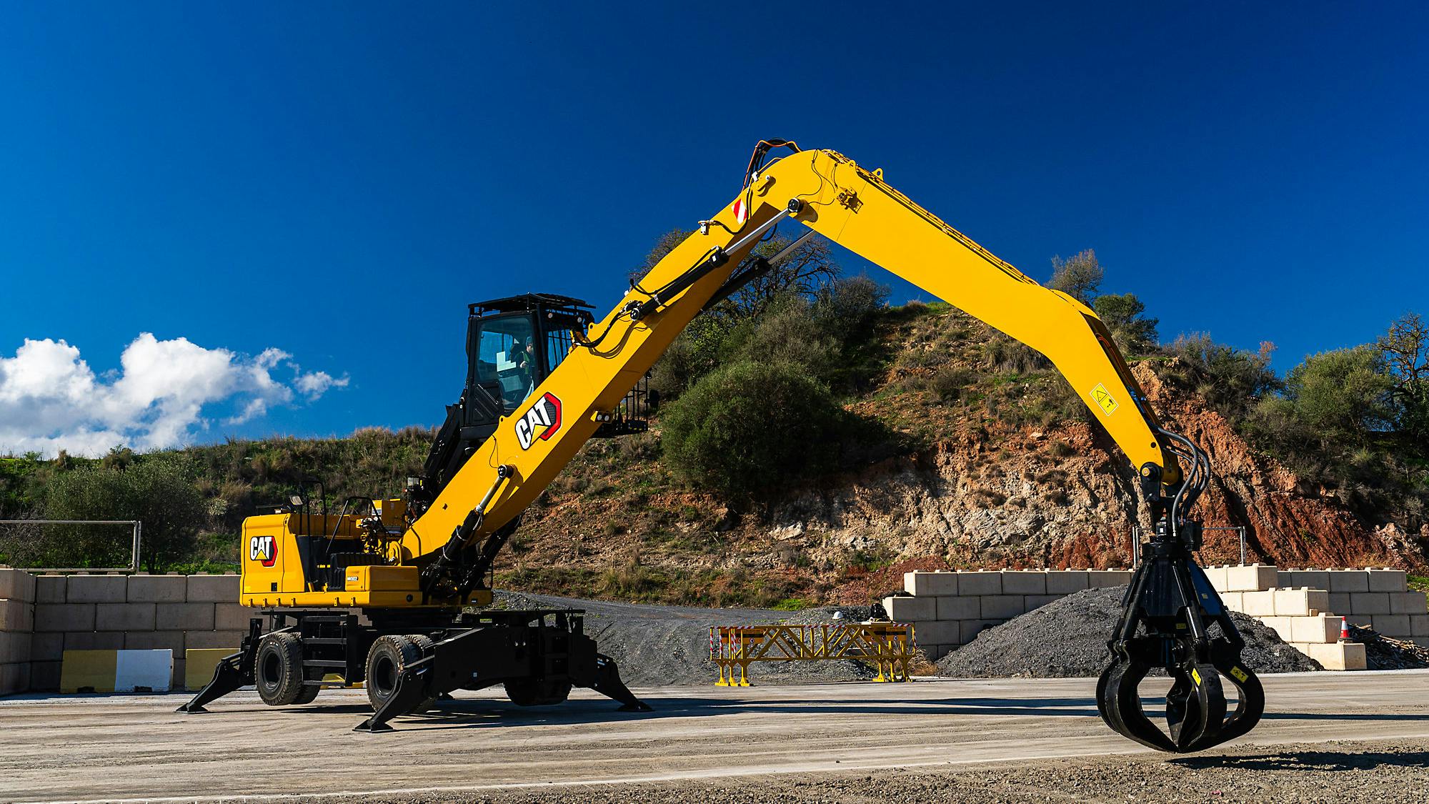 cat_mh3032_material_handler