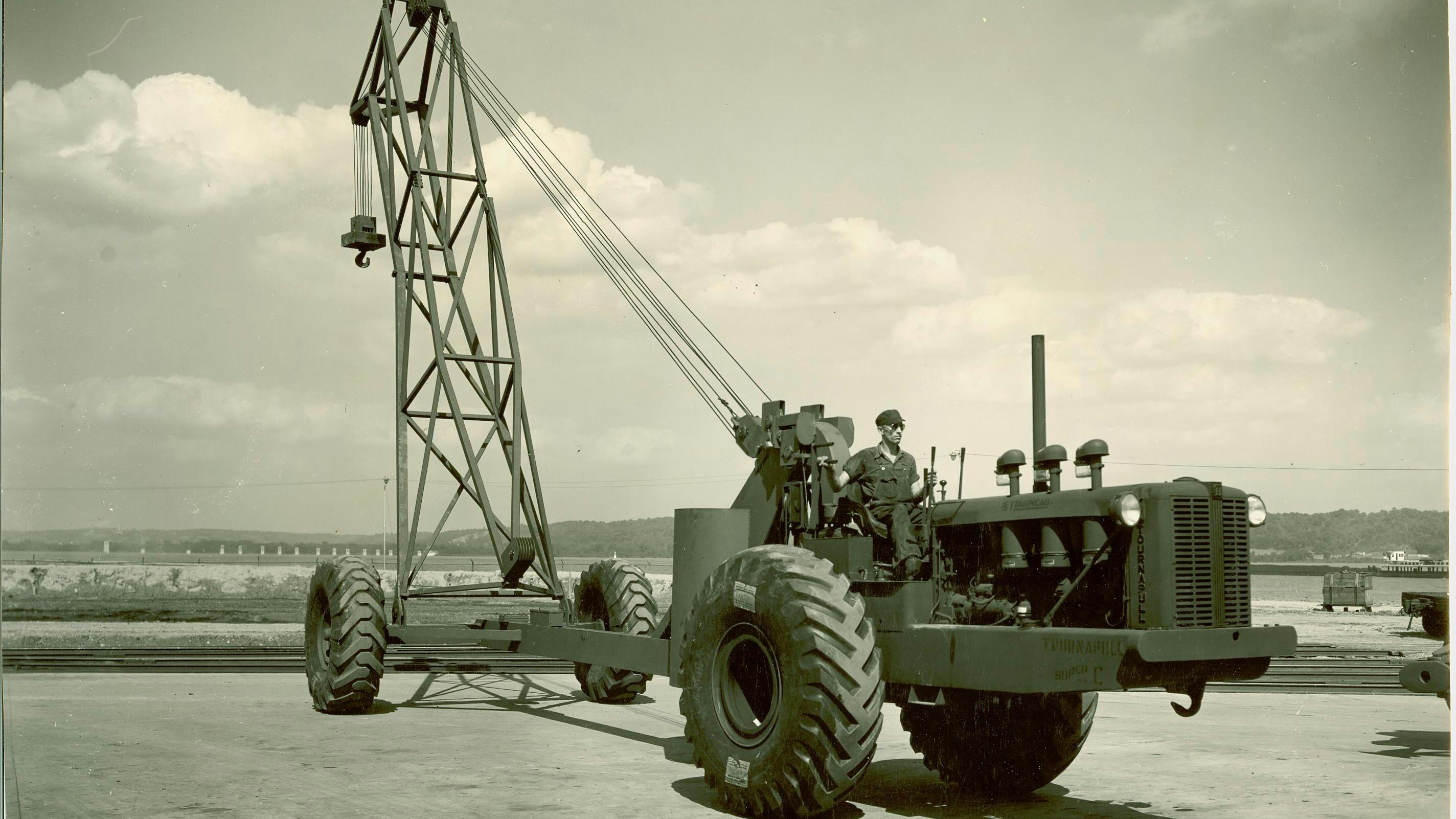This model TC3 illustrates perhaps the best-known LeTourneau crane, the Tournacrane, powered and propelled by a Tournapull prime mover. Its descendants were produced into the late 1960s.