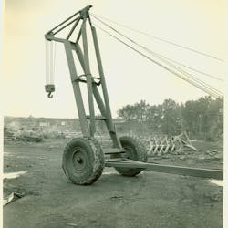 The basic towed crane design, illustrated by an M20 built for the US Army. The boom pivots down and back at the axle for transport. The basic towed crane design, illustrated by an M20 built for the US Army. The boom pivots down and back at the axle for transport.