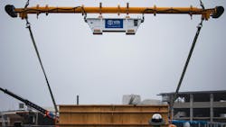 The device connects below the crane hook. The device connects below the crane hook.