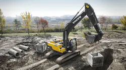 volvo_ec220_excavator_lifting