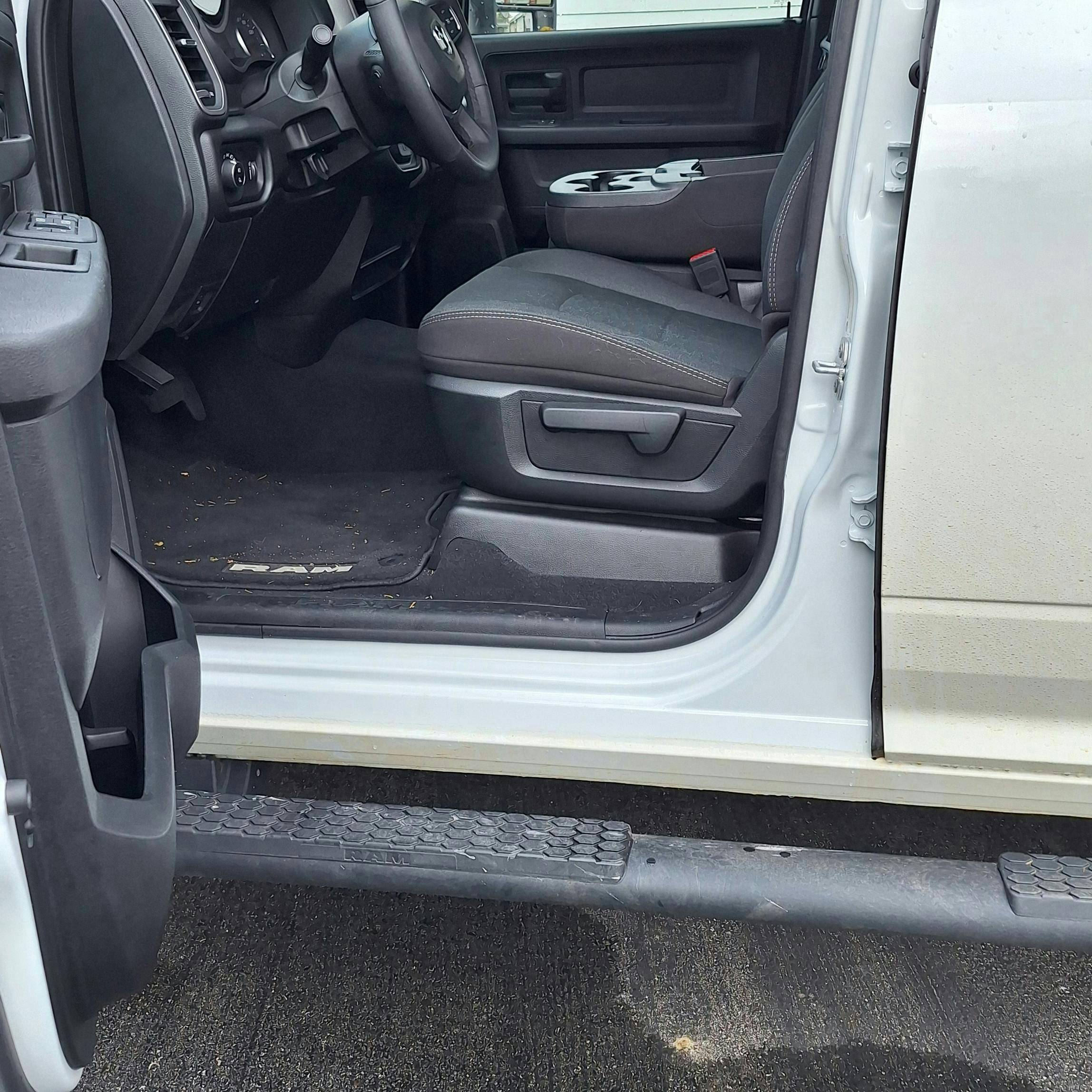 Cloth-covered Tradesman-trim seats are supportive, and the driver’s seat remained comfortable over many miles. High-placed nerf bar with step pads assisted in climbing into and out of the truck, but more helpful were the A-pillar’s grab handle and steering wheel’s rim.