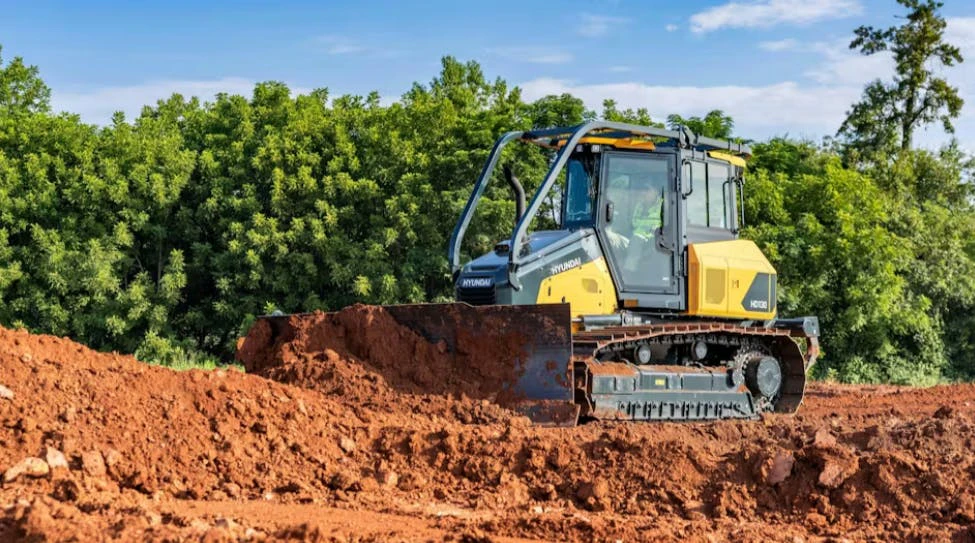 Hyundai HD 130 crawler dozer pushing dirt