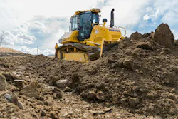 Komatsu’s D71PXi/EXi-24 dozer pushing dirt Komatsu’s D71PXi/EXi-24 dozer pushing dirt