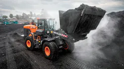 Develon DL320-7 wheel loader moving mulch. Develon DL320-7 wheel loader moving mulch.
