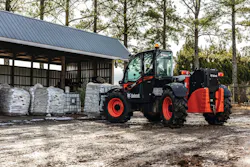Bobcat TL923 telehandler picking up some pallets of mulch. Bobcat TL923 telehandler picking up some pallets of mulch.