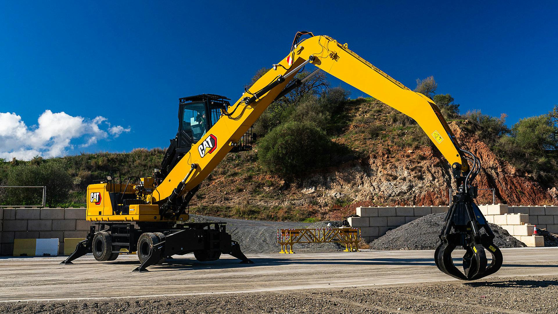 Caterpillar&rsquo;s MH3032 material handler