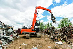 Develon DX225MH-5 material handler picking up scrap Develon DX225MH-5 material handler picking up scrap