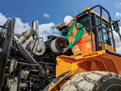 Hyundai HL985 wheel loader gets a filter service. Hyundai HL985 wheel loader gets a filter service.