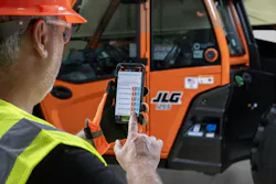 JLG 1255 telehandler. Man check his service app. JLG 1255 telehandler. Man check his service app.