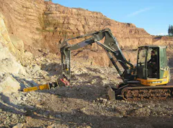 Darda’s C20 rock splitter splitting rock.
