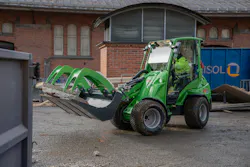 Avant Tecno USA e727 carrying concrete to the bin.