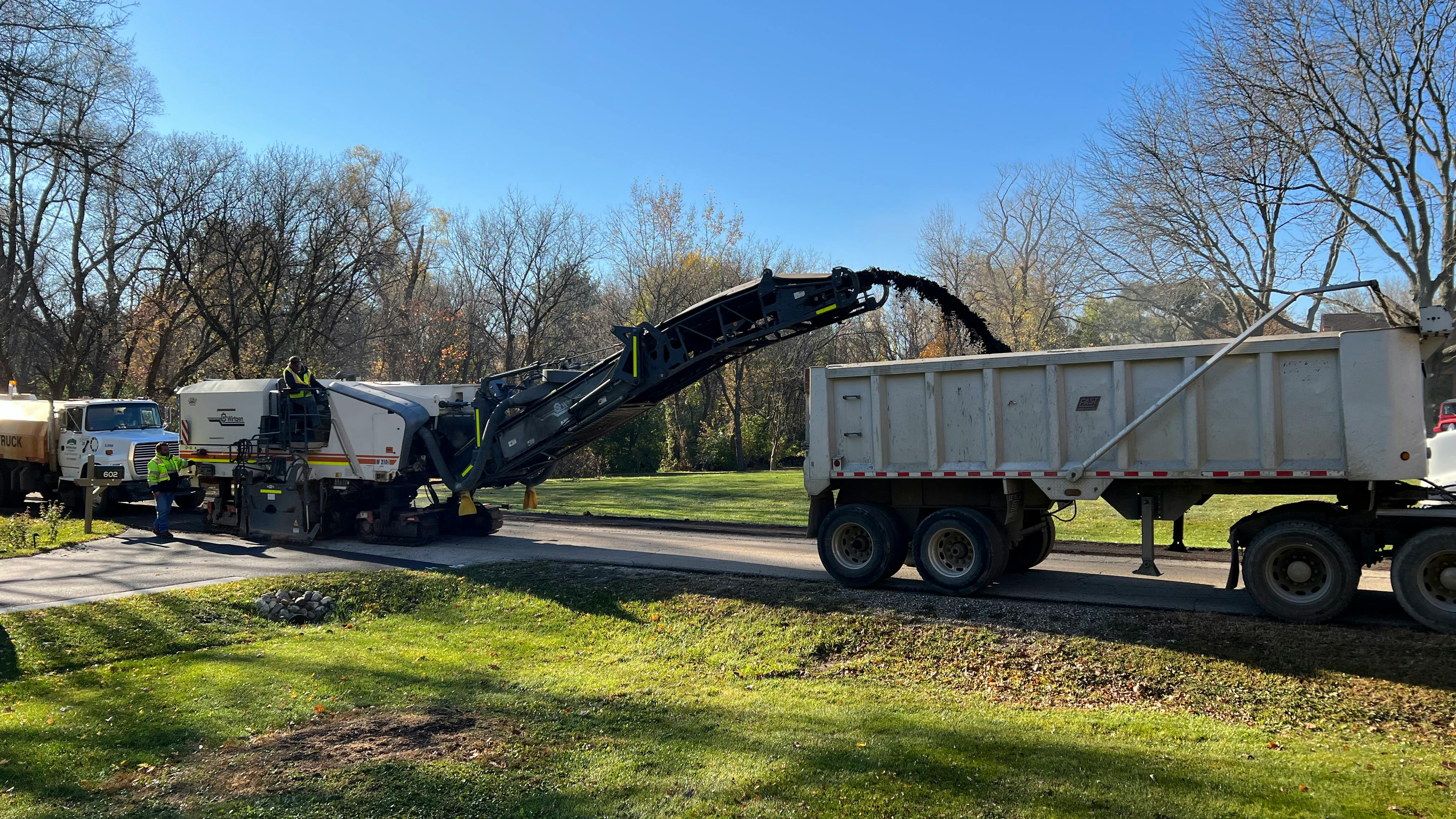On-road truck, milling machine