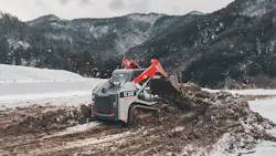 Takeuchi compact track loader working in the mud and snow