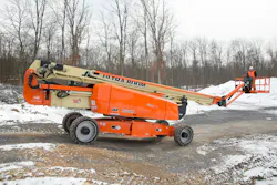 JLG 1500AJP boom lift idling in the winter.