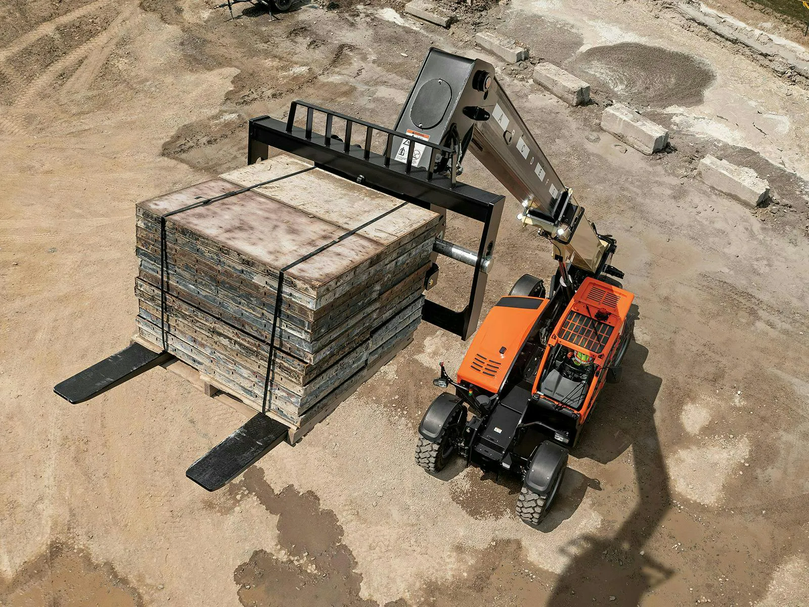JLG 2733 telehandler lifting pallets high in the sky.