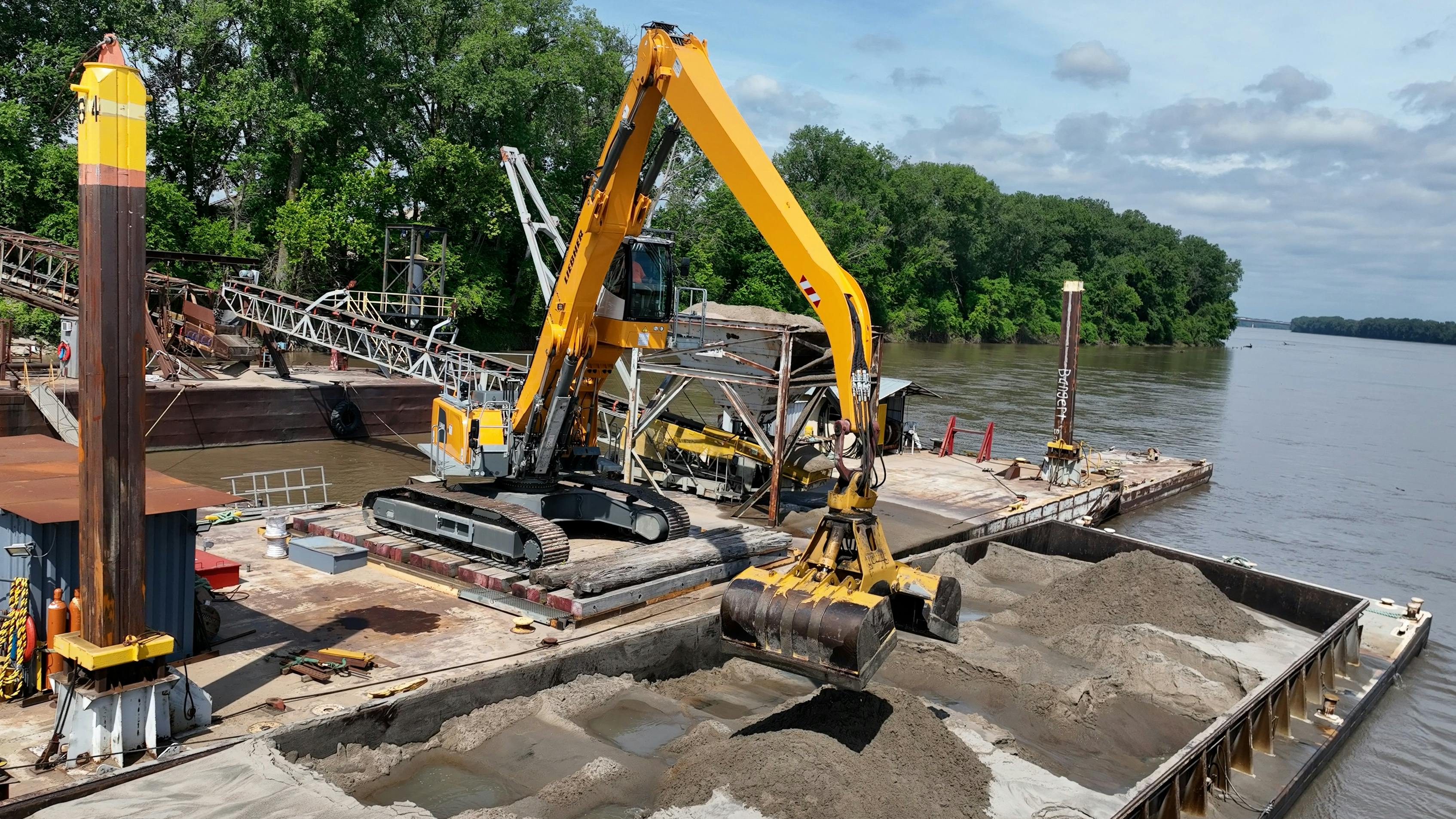 Liebherr LH 60 C Material Handler working on a Gateway barge operation.