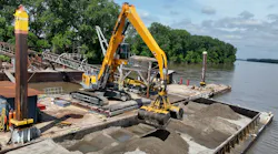Liebherr LH 60 C Material Handler working on a Gateway barge operation.
